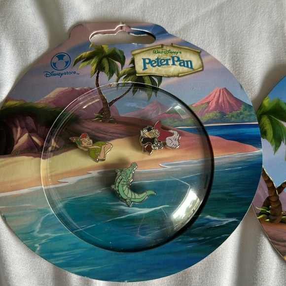 Disney’s Peter Pan Pin Set of two one lights up - Picture 3 of 9
